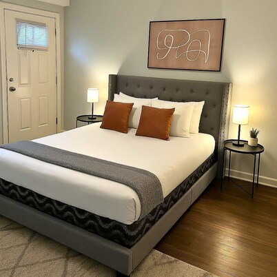 Sunny 1BR Apartment in the Surburbs