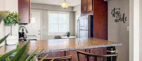 Réfrigérateur, micro-ondes, four, plaque de cuisson