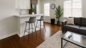 TV, offices - Lovely 1BR in Evanston (Evanston)