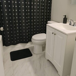 Douche, sèche-cheveux, serviettes fournies