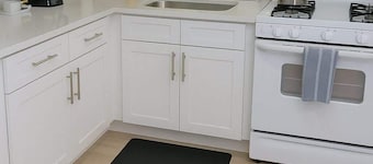 Cozy 2BR Apt near Parks & Shops