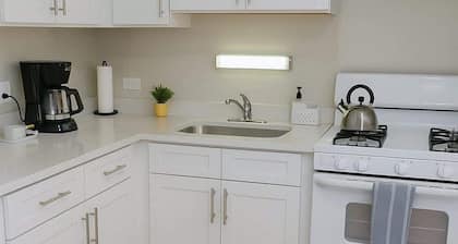 Cozy 2BR Apt near Parks & Shops