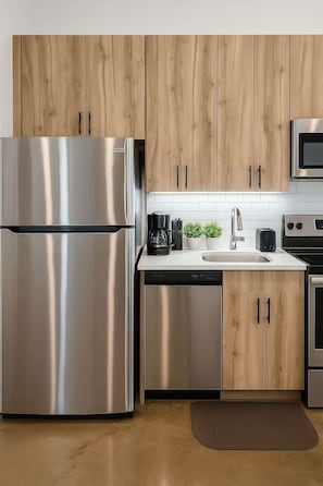 Kjøleskap, mikrobølgeovn, ovn og kokeplater