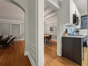 Kühlschrank, Mikrowelle, Ofen, Herdplatte