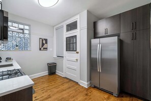 Jääkaappi, mikroaaltouuni, uuni, astianpesukone