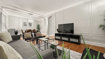 Een televisie en een kantoor