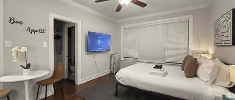 Fer et planche à repasser, lit de bébé portatif, Wi-Fi, literie fournie