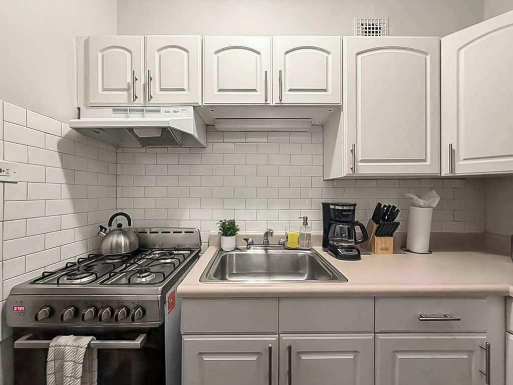 Réfrigérateur, four, plaque de cuisson, cafetière/bouilloire