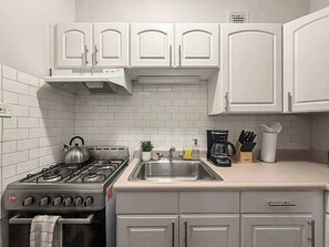 Réfrigérateur, four, plaque de cuisson, cafetière/bouilloire