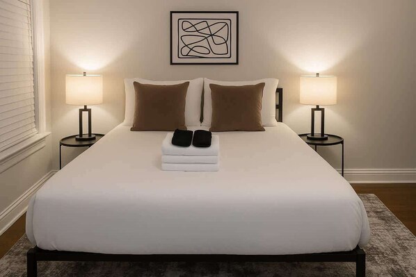 Een strijkplank/strijkijzer, reisbedje, wifi, beddengoed