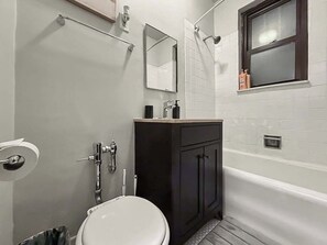 Douche, sèche-cheveux, serviettes fournies