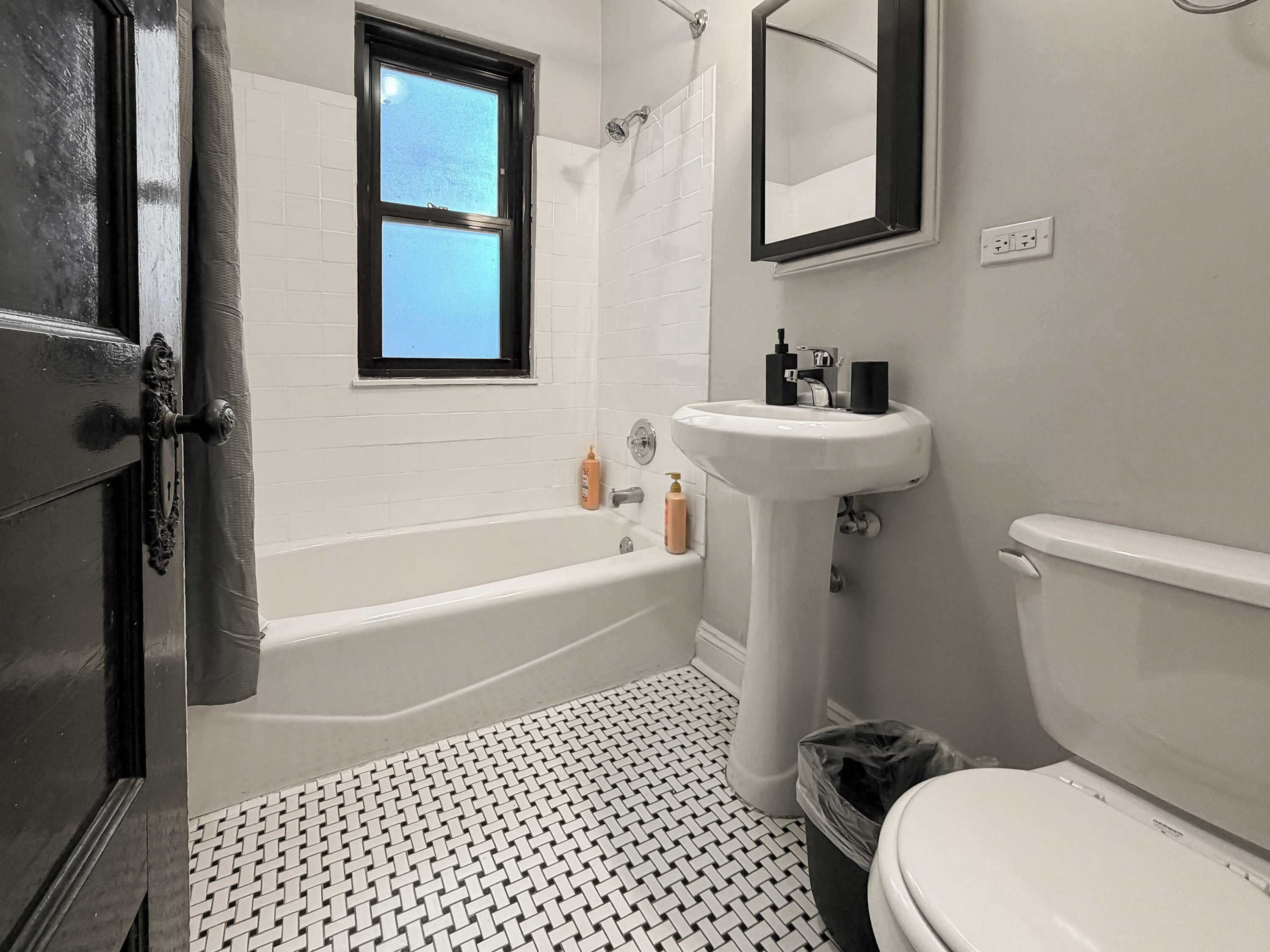 Douche, sèche-cheveux, serviettes fournies