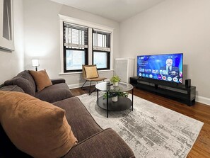 TV, offices - Bright & Modern 1BR in a Prime Area (Chicago)
