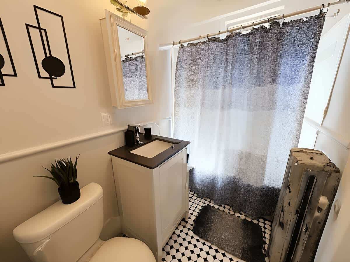 Douche, sèche-cheveux, serviettes fournies