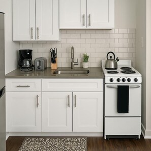 Réfrigérateur, four, plaque de cuisson, cafetière/bouilloire