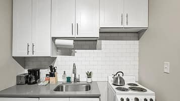 Kjøleskap, ovn, kokeplater og kaffetrakter/tekoker