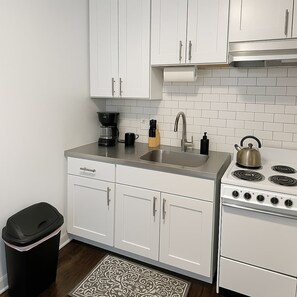 Fridge, oven, stovetop, coffee/tea maker