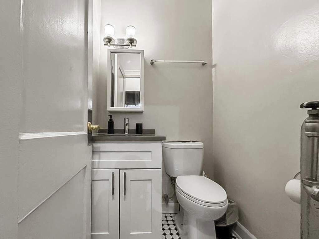 Douche, sèche-cheveux, serviettes fournies