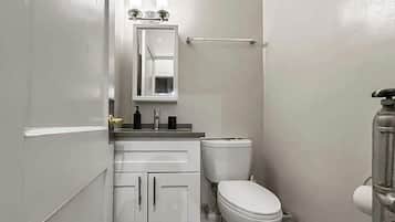 Douche, sèche-cheveux, serviettes fournies