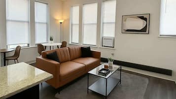 Una televisión, una oficina