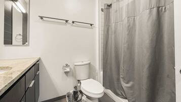 Chuveiro, secador de cabelo, toalhas de banho