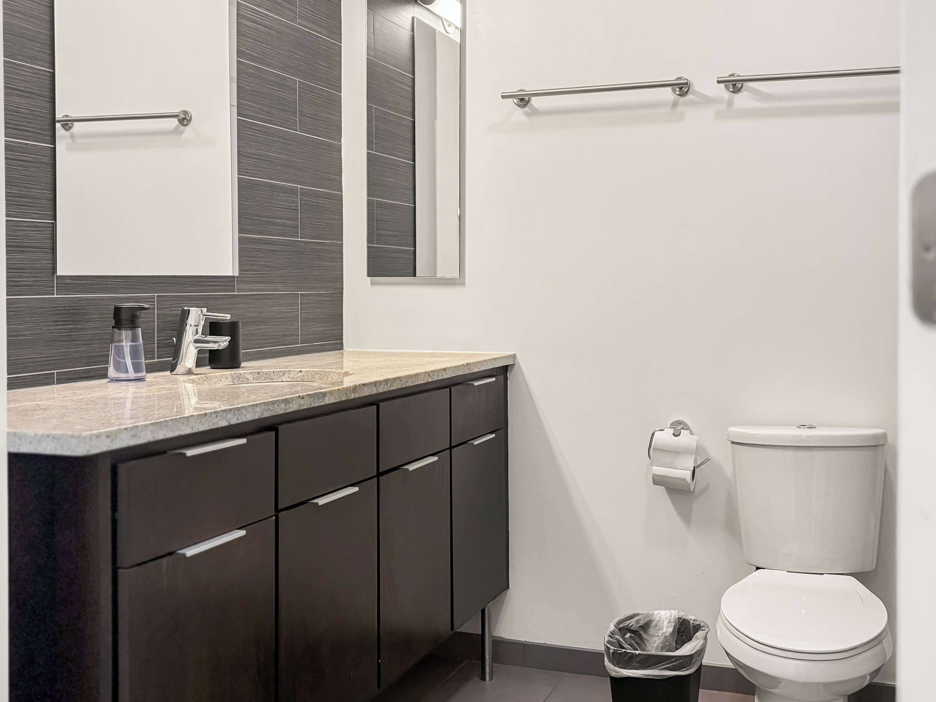 Chuveiro, secador de cabelo, toalhas de banho 