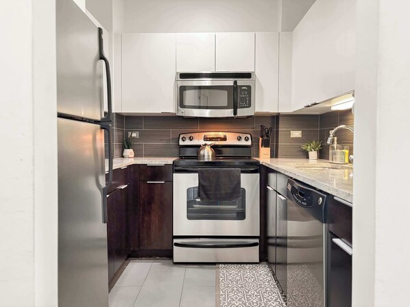 Frigorífico, microondas, horno y placa de cocina