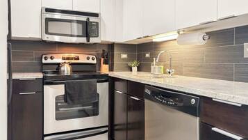 Refrigerador, microondas, horno y parrilla de estufa