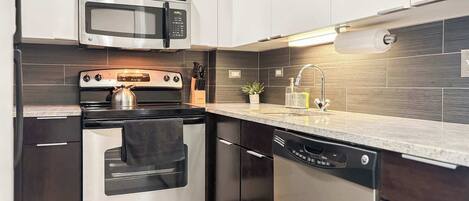 Kjøleskap, mikrobølgeovn, ovn og kokeplater