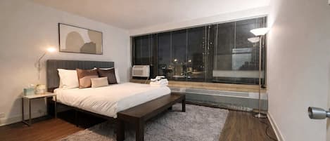 2 soverom, strykejern/-brett, reiseseng for barn og wi-fi