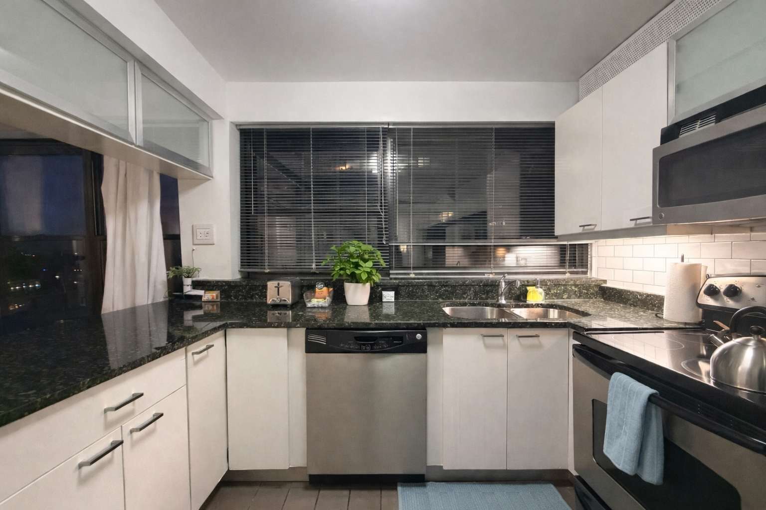 冷蔵庫、電子レンジ、オーブン、コンロ