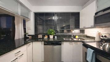 Jääkaappi, mikroaaltouuni, uuni, liesi