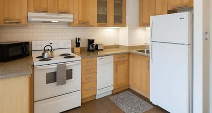 Explore Hyde Park: 2BR Apt on Blackstone Ave