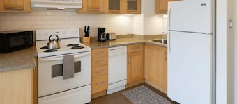 Explore Hyde Park: 2BR Apt on Blackstone Ave