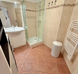 Een douche, handdoeken