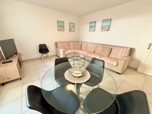 Dining - JUAN LES PINS - 2 people - Close to beaches and shops (Antibes)