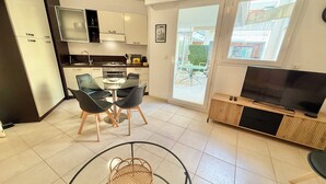 Un apartamento moderno con cocina, comedor y sala de estar.