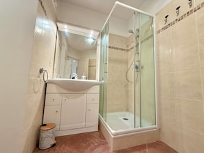 Douche, serviettes fournies