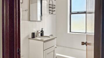 Regadera, secadora de cabello, toallas