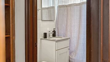 Dusj, hårføner og håndklær