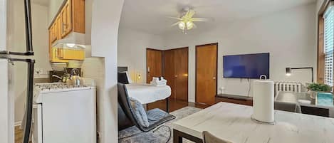 Tabla de planchar con plancha, cuna de viaje, wifi y ropa de cama