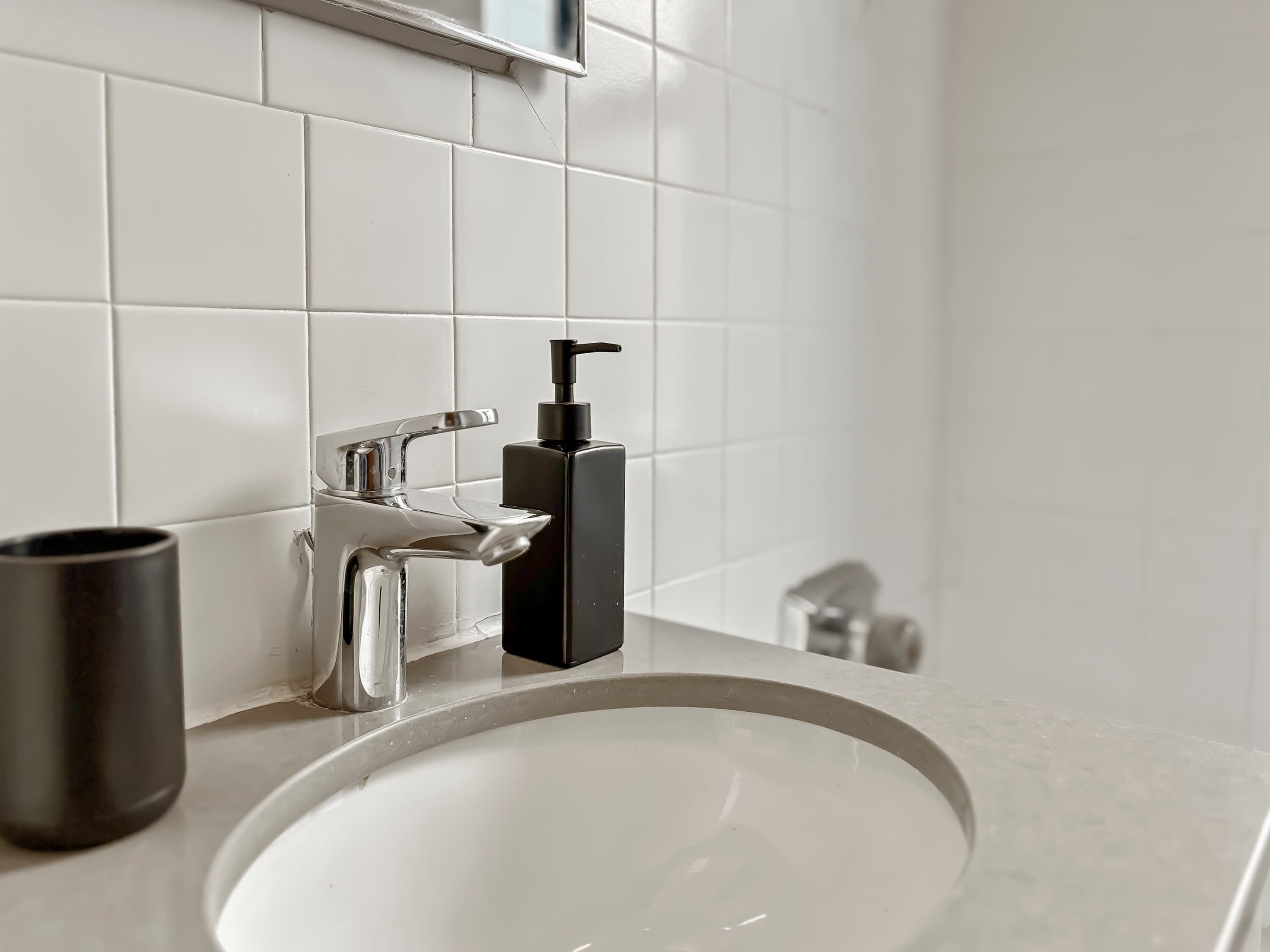 Een douche, een haardroger, handdoeken