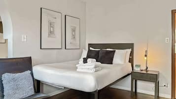 Ferros/tábuas de passar roupa, berço de viagem, Wi-Fi, roupa de cama
