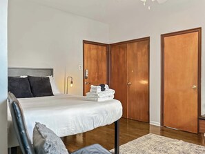 Fer et planche à repasser, lit parapluie, Wi-Fi, draps fournis