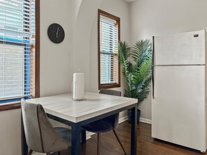Dining - Homey Hyde Park Studio Near UChicago (Chicago)