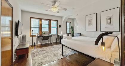 Homey Hyde Park Studio Near UChicago