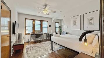 Tabla de planchar con plancha, cuna de viaje, wifi y ropa de cama