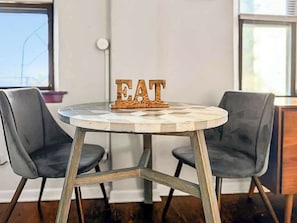 Dining - Cozy Well-Equipped Studio Apartment (Chicago)