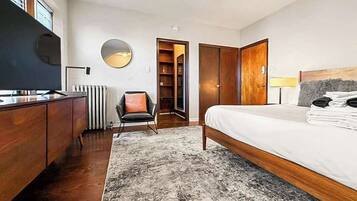 Iron/ironing board, travel cot, WiFi, bed sheets