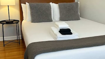 Ferros/tábuas de passar roupa, berço de viagem, Wi-Fi, roupa de cama